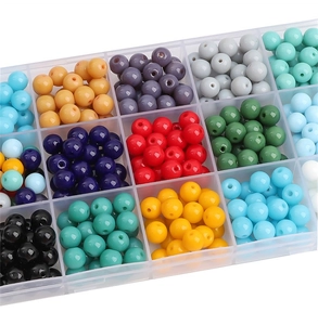 Vue détaillée des perles en verre de 8mm colorées dans leur boîte de rangement