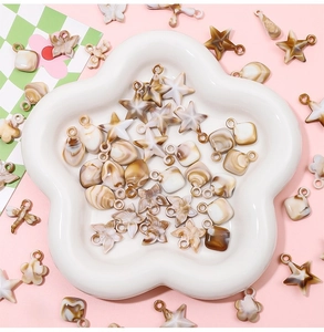 Gedetailleerde weergave van marmeren acryl hangers in witte schaal voor DIY sieraden maken