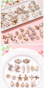 Detailweergave van acryl hangers met bruine marmertextuur voor DIY sieraden maken