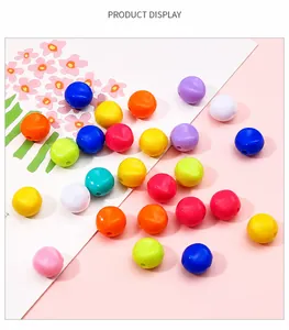 Vue macro de perles colorées en acrylique avec trous pour la création de bijoux DIY