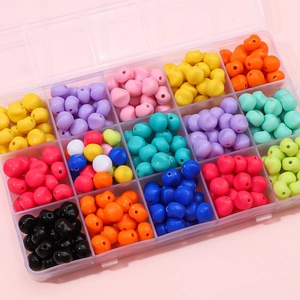 Kit de création bijoux avec perles acryliques colorées dans une boîte de rangement