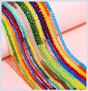 Dettaglio di perline di cristallo sfaccettate da 2mm colorate per gioielli fai da te