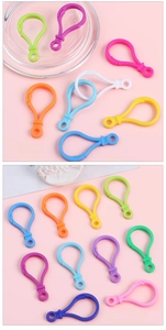 Nahaufnahme bunter Karabinerverschlüsse aus Acryl für DIY-Schmuck und Schlüsselanhänger