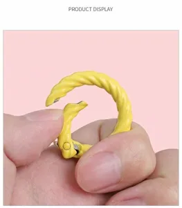Vue macro d'un anneau à ressort torsadé jaune vif pour la création de bijoux DIY