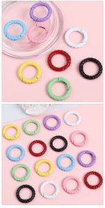 Détail macro d'anneaux à ressort torsadés colorés pour sacs et porte-clés DIY