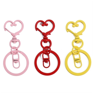 Bunte herzförmige Karabiner-Schlüsselanhänger in Pink, Rot und Gelb für DIY-Zubehör