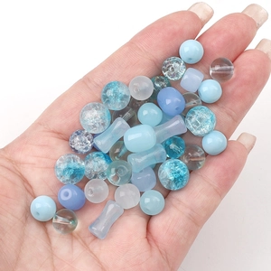Mélange de perles en verre bleu et joints de bambou pour bijoux DIY en main