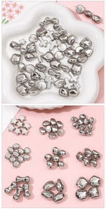 Detalle de cuentas CCB plateadas, estrellas y cruces para creación de joyas DIY