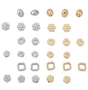 Detalle de cuentas de flores y triángulos en oro y plata para bisutería artesanal