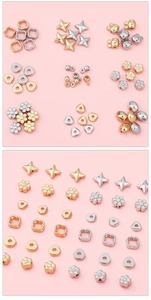 Detalle de cuentas geométricas doradas y plateadas para crear joyas y manualidades DIY