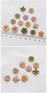 Detailopname van vergulde bloemvormige bedeltjes met kattenoogsteen voor DIY-sieraden