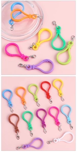 Macro-opname van kleurrijke kunststof karabijnsluitingen en haken voor DIY tasaccessoires