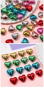 Primer plano de cuentas de corazón galvanizadas para hacer joyas y manualidades DIY