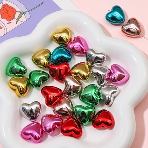 Cuentas de corazón de acrílico multicolor para joyas DIY con acabado galvanizado brillante