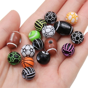 Diverse acryl sportballen kralen voor DIY sieraden maken met voetbal- en basketbalmotief