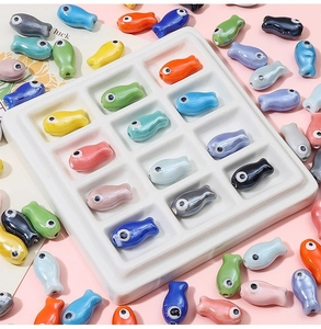 Perline colorate a forma di pesce in ceramica per gioielli fai-da-te e bracciali