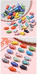 Dettaglio macro di perline in ceramica a forma di pesce colorate per gioielli fai-da-te