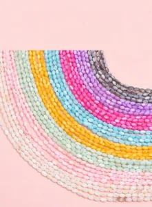 Detailaufnahme bunter ovaler 3x5mm Muschelperlen für DIY-Schmuck in hellen Pastelltönen