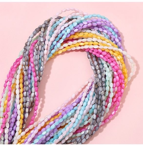 Nahaufnahme bunter 3x5mm Perlmuttperlen für DIY-Schmuck und kreative Handarbeiten