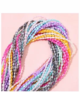 Nahaufnahme von 3x5mm bunten Muschel-Oval-Reisperlen für DIY-Schmuckherstellungszubehör