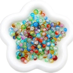 8mm bunte Knisterglasperlen in weißer Keramikschale für DIY-Schmuckherstellung