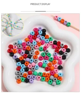 Vue détaillée de perles colorées en acrylique pour la création de bijoux DIY et chaînes de téléphone