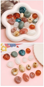 Dettaglio macro di perline in acrilico con trama marmorea per gioielli DIY e bracciali