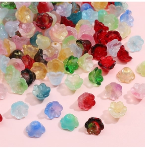 Dettaglio di perline colorate in vetro a forma di mughetto per gioielli fai-da-te