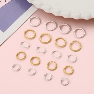 Conjunto de pendientes de aro con textura de cuerda dorada y plateada en fondo rosa