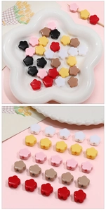 Gros plan sur des perles en acrylique en forme de fleur multicolores pour la création DIY