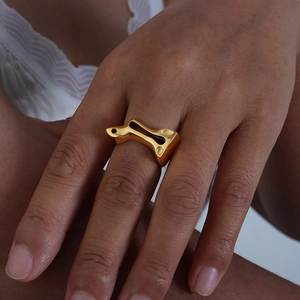 Εντυπωσιακό δαχτυλίδι από ατσάλι με χρυσό 18k και αφηρημένο γεωμετρικό σχέδιο