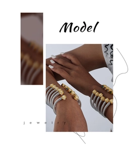 Détail d'un bracelet câble multi-rangs avec pierres précieuses et plaqué or 18 carats