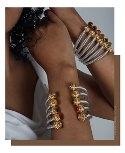 Détail de joncs torsadés avec des clous en zircon coloré et une finition bicolore