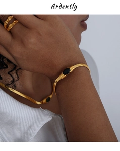 Details des Vintage-Goldschmucksets mit schwarzen Steinen und Schlangenkettentextur