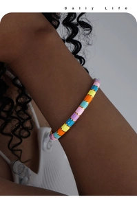 Detailansicht des böhmischen bunten Emaille-Segment-Armbands am Handgelenk