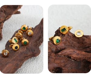 Gros plan sur des boucles d'oreilles en titane avec zircon vert et forme de cœur