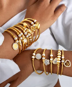 Set di bracciali a catena serpente dorati con ciondoli a stella e cuore su modella