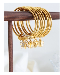 Set di bracciali a catena serpente dorati con ciondoli a cuore e stella in esposizione