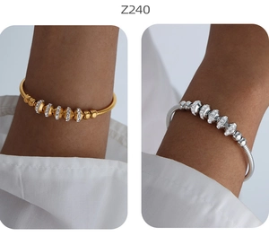 Dettaglio di bracciali a catena serpente di lusso in oro e argento con ciondoli lucidi