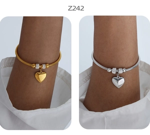 Dettaglio del bracciale a catena serpente con ciondolo a cuore e strass luminosi