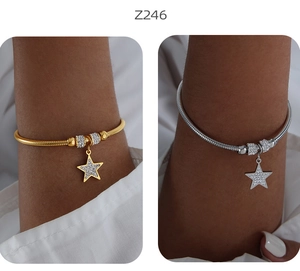 Dettaglio del bracciale a catena a serpente in oro e argento con ciondolo a stella
