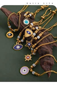 Verstellbares goldenes Evil Eye Armband mit bunten Emaille-Anhängern und Kristallen