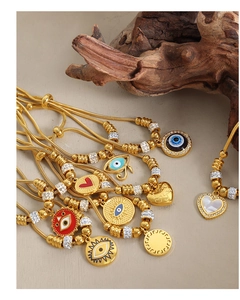 Detail eines vergoldeten Schlangenarmbandes im Vintage-Stil mit Anhängern aus Emaille