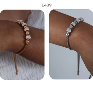 Nahaufnahme von Titanstahl-Perlenarmband mit Schlangenkette und Kristall-Auge-Anhänger