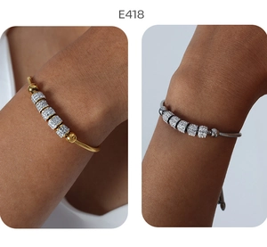 Detail eines verstellbaren Schlangenkette-Armbands mit Zirkonia-Zylindern in Gold und Silber