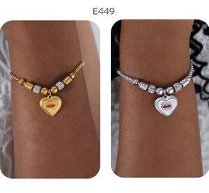 Detailansicht der 18K Gold und Silber Herzarmbänder mit bösem Blick und polierten Perlen