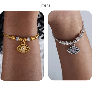 Detail von 18K Gold und Silber Evil Eye Armbändern mit Kristallperlen und Pavé-Akzenten
