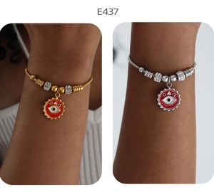 Details von Gold- und Silberschlangenketten-Armbändern mit roten Evil-Eye-Anhängern