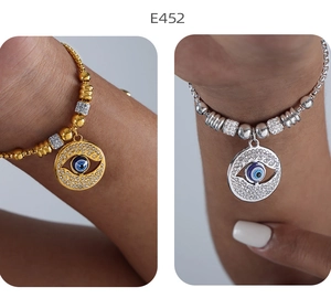 Nahaufnahme der Evil Eye Armbänder aus Titanstahl in Gold und Silber mit Zirkon