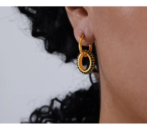 Détails de boucles d'oreilles doubles anneaux dorés 18 carats avec zircons verts
